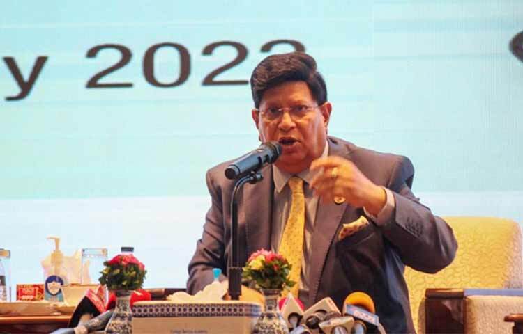 পররাষ্ট্রমন্ত্রী ড. এ কে আব্দুল মোমেন বলেছেন, ‘রোহিঙ্গাদের ফেরত পাঠাতে যুদ্ধ ছাড়া সবকিছু করছি। বিকল্প সব ব্যবস্থা উন্মুক্ত রেখেছি। আমাদের বিশ্বাস আলোচনার মাধ্যমে সমস্যার সমাধান করতে পারবো। আজ রাজধানীর বেইলি রোডে ফরেন সার্ভিস একাডেমিতে  আয়োজিত এক আলোচনা সভায় এক প্রশ্নের জবাবে তিনি এ কথা জানান। ছবি: জাগো নিউজ