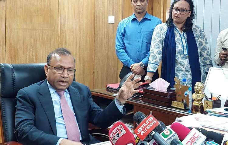 ডেঙ্গু প্রতিরোধে সরকার জনসচেতনতাকেই বেশি গুরুত্ব দিচ্ছে বলে জানিয়েছেন স্থানীয় সরকারমন্ত্রী তাজুল ইসলাম। আজ সচিবালয়ে নিজ দপ্তরে সাংবাদিকদের সঙ্গে আলাপকালে এমন কথা বলেন তিনি। ছবি: ইসমাইল হোসেন রাসেল