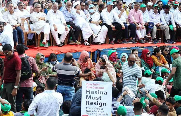 সরকারের পদত্যাগ, জাতীয় সংসদের বিলুপ্তি, তত্ত্বাবধায়ক সরকার পুনঃপ্রতিষ্ঠা ও খালেদা জিয়াসহ সব রাজবন্দির মুক্তির দাবিতে ‘এক দফা’ ঘোষণা করেছে বিএনপি। আজ বিকেলে রাজধানীর নয়াপল্টনে আয়োজিত মহাসমাবেশ থেকে এই এক দফার ঘোষণা দেন দলের মহাসচিব মির্জা ফখরুল ইসলাম আলমগীর। ছবি: জাগো নিউজ