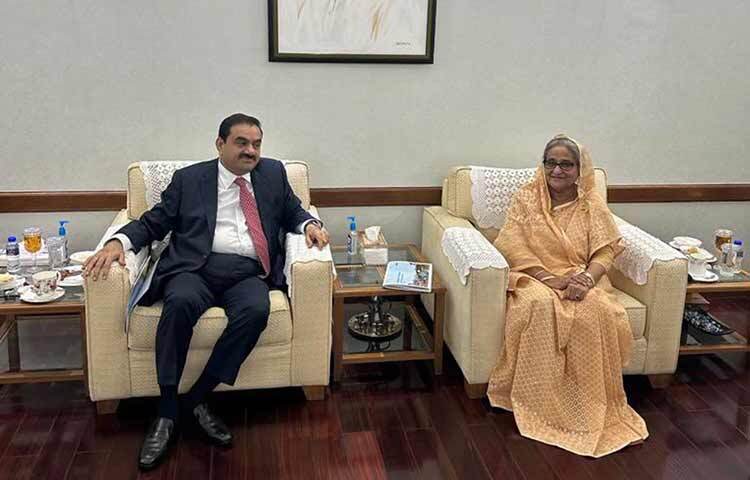 প্রধানমন্ত্রী শেখ হাসিনার সঙ্গে সাক্ষাৎ করে ১ হাজার ৬০০ মেগাওয়াট ক্ষমতার আলট্রা সুপার ক্রিটিক্যাল গোড্ডা বিদ্যুৎকেন্দ্রের পুরো সক্ষমতায় উৎপাদন বুঝিয়ে দিতে পেরে নিজেকে সম্মানিত মনে করছেন বলে জানিয়েছেন ভারতের আদানি গ্রুপের প্রতিষ্ঠাতা ও চেয়ারম্যান গৌতম আদানি। আজ তিনি গণভবনে প্রধানমন্ত্রীর সঙ্গে সৌজন্য সাক্ষাৎ করেন। ছবি: সংগৃহীত