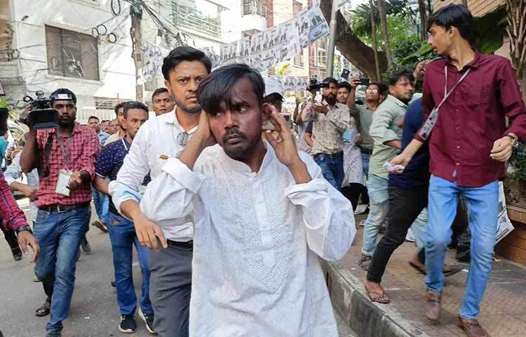 বিকেল ৩টা ১০ মিনিটে রাজধানীর বনানী বিদ্যানিকেতন স্কুল অ্যান্ড কলেজের ভোটকেন্দ্র পরিদর্শনে গেলে হিরো আলমের উপর হামলার ঘটনা ঘটে।  ছবি: মাহবুব আলম