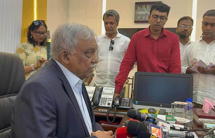 ঢাকা-১৭ আসনের উপ-নির্বাচনে স্বতন্ত্র প্রার্থী আশরাফুল হোসেন আলম ওরফে হিরো আলমের ওপর হামলার ঘটনায় পুলিশের কোনো গাফিলতি থাকলে অবশ্যই তা খতিয়ে দেখা হবে বলে জানিয়েছেন স্বরাষ্ট্রমন্ত্রী আসাদুজ্জামান খান কামাল। আজ বিকেলে জাতিসংঘের আবাসিক সমন্বয়কারী গুইন লুইসের সঙ্গে সাক্ষাৎ শেষে সাংবাদিকদের প্রশ্নের জবাবে তিনি এ কথা জানান। ছবি: জাগো নিউজ