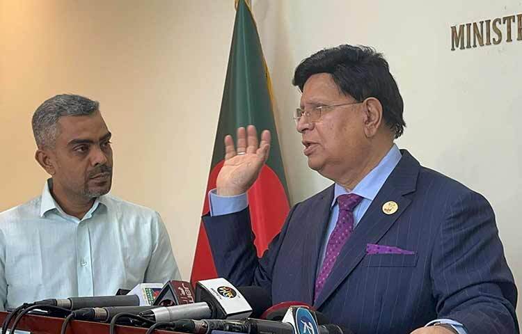 পররাষ্ট্রমন্ত্রী এ কে আব্দুল মোমেন বলেছেন, বাংলাদেশ ও যুক্তরাষ্ট্রের মধ্যে আরও মজবুত সম্পর্ক চান দেশটির প্রেসিডেন্ট জো বাইডেন, সেজন্য একের পর এক দল পাঠাচ্ছেন তিনি। আজ বিকেলে পররাষ্ট্র মন্ত্রণালয়ে সাংবাদিকদের প্রশ্নের জবাবে তিনি এ কথা জানান। ছবি: জাগো নিউজ