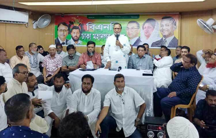 জনবিছিন্ন হয়ে আওয়ামী লীগ এখন সন্ত্রাসের পথে হাঁটছে বলে মন্তব্য করেছেন বিএনপির ঢাকা মহানগর দক্ষিণের আহ্বায়ক আব্দুস সালাম। আজ বিকেলে নয়াপল্টনের ভাসানী মিলনায়তনে এক যৌথসভায় তিনি এসব মন্তব্য করেন। ছবি: জাগো নিউজ