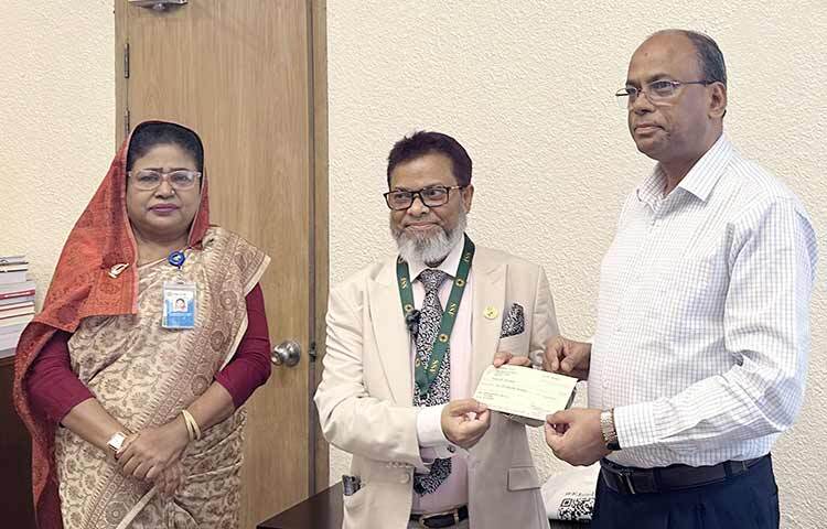 প্রধানমন্ত্রীর ত্রাণ ও কল্যাণ তহবিল হতে জাতীয় হৃদরোগ ইনস্টিটিউটে সাড়ে ৭ কোটি টাকা অনুদান দেওয়া হয়েছে। আজ জাতীয় হৃদরোগ ইনস্টিটিউটের ‘অসহায় রোগী সেবা তহবিল’ এ অনুদানের (৭ কোটি ৫৬ লাখ ৩০ হাজার টাকা) চেক হস্তান্তর করেন প্রধানমন্ত্রীর মুখ্যসচিব মো. তোফাজ্জল হোসেন মিয়া। জাতীয় হৃদরোগ ইনস্টিটিউট ও হাসপাতালের পরিচালক মীর জামাল উদ্দিন অনুদানের এ চেক গ্রহণ করেন। ছবি: ইয়াসিন কবির