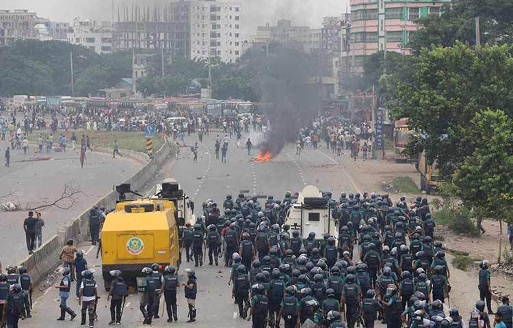 বিএনপি নেতাকর্মীরা মাতুয়াইলো রাস্তায় বিক্ষোভের সময় আগুন জ্বালিয়ে দেয়। ছবি: জাগো নিউজ
