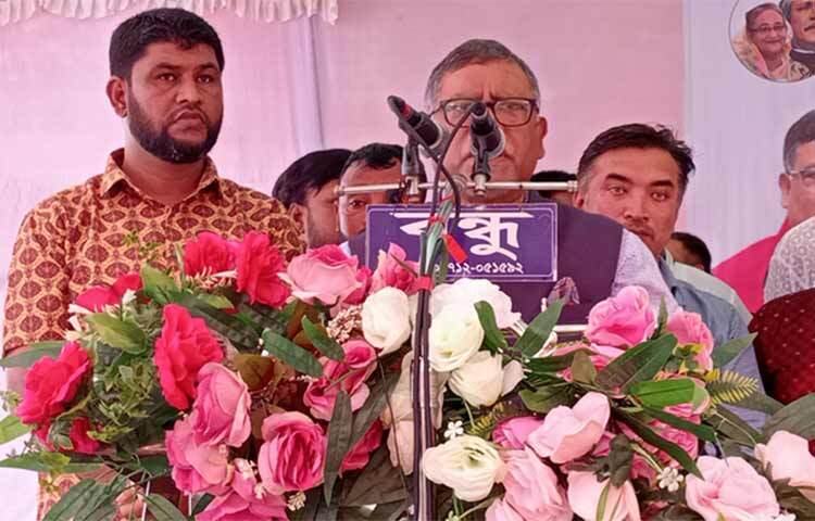 সারাদেশে ডেঙ্গু প্রকোপ আকার ধারণ করেছে বলে জানিয়েছেন স্বাস্থ্যমন্ত্রী জাহিদ মালেক। তিনি বলেছেন, ডেঙ্গু মোকাবিলায় সরকার সব ধরনের প্রস্তুতি নিয়েছে। আজ সকালে সুনামগঞ্জের দোয়ারাবাজার উপজেলা স্বাস্থ্য কমপ্লেক্সকে ৩১ শয্যা থেকে ৫০ শয্যায় উন্নীতকরণ ও নতুন ভবনের উদ্বোধনী অনুষ্ঠান শেষে তিনি এ কথা বলেন। ছবি: জাগো নিউজ