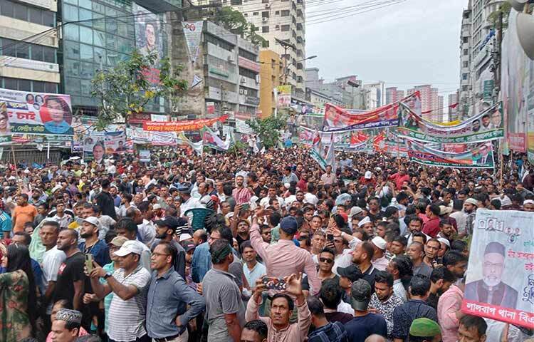 বিএনপির ভারপ্রাপ্ত চেয়ারম্যান তারেক রহমান ও তার স্ত্রী জোবায়দা রহমানের কারাদÐাদেশের বিরুদ্ধে প্রতিবাদে নয়াপল্টনে প্রতিবাদ সমাবেশ করেছে বিএনপি। ঢাকা মহানগর উত্তর ও দক্ষিণ বিএনপির যৌথ আয়োজনে এ সমাবেশ করে। ছবি: জাগো নিউজ