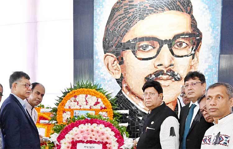 পররাষ্ট্রমন্ত্রী এ কে আব্দুল মোমেন বলেছেন, ‘দুঃখের বিষয় ১৫ আগস্টের আত্মস্বীকৃত খুনিদের মধ্যে ৫ জন এখনো বিদেশে পালিয়ে আছে।’ আজ জাতির পিতা বঙ্গবন্ধু শেখ মুজিবুর রহমানের জ্যেষ্ঠ পুত্র, বীর মুক্তিযোদ্ধা শেখ কামালের জন্মবার্ষিকী উপলক্ষে পররাষ্ট্র মন্ত্রণালয়ের পক্ষ থেকে শ্রদ্ধা নিবেদনের মন্ত্রী এসব কথা বলেন। ছবি: জাগো নিউজ