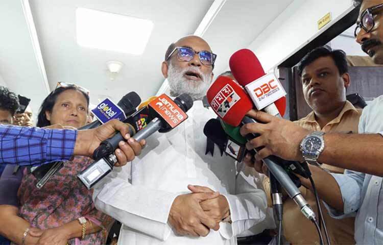 দেশে ডিমের যে উৎপাদন সে অনুযায়ী বাজার ব্যবস্থা বিন্যাস করলে ডিম আমদানির প্রয়োজন হবে না বলে জানিয়েছেন মৎস্য ও প্রাণিসম্পদমন্ত্রী শ ম রেজাউল করিম। ডিমের দাম অস্বাভাবিকভাবে বেড়ে যাওয়ার পরিপ্রেক্ষিতে আজ সচিবালয়ে সংশ্লিষ্টদের সঙ্গে বৈঠকের পর মন্ত্রী সাংবাদিকদের এ কথা জানান। ছবি:  জাগো নিউজ