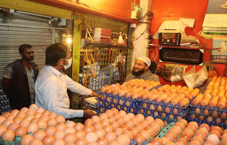 বাজার পরিস্থিতি নিয়ন্ত্রণে রাজধানীর বাড্ডা এলাকায় ডিমের আড়তসহ বিভিন্ন প্রতিষ্ঠানে ডিমসহ নিত্যপ্রয়োজনীয় দ্রব্য অতিরিক্ত দামে বিক্রির অভিযোগে সাত প্রতিষ্ঠানকে দুই লাখ ১০ হাজার টাকা জরিমানা করেছেন র্যাবের ভ্রাম্যমাণ আদালত। আজ সিনিয়র সহকারী পরিচালক (মিডিয়া অফিসার) সিনিয়র সহকারী পুলিশ সুপার মো. পারভেজ রানা এ তথ্য জানান। ছবি: জাগো নিউজ