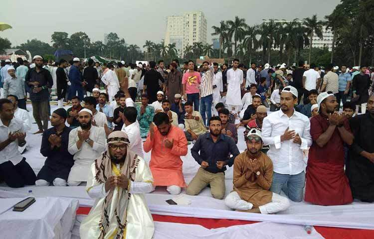 ছাত্রলীগ আয়োজিত ছাত্র সমাবেশে আসা নেতাকর্মীরা সোহরাওয়ার্দী উদ্যানে সমাবেশস্থলেই জুমোর নামাজ আদায় করেন। দুপুর দেড়টার দিকে শুরু হয় নামাজ। এতে ইমামতি করেন তিতুমীর কলেজ ছাত্রলীগের উপ-ধর্মবিষয়ক সম্পাদক হাফেজ ওবায়দুল্লাহ। ছবি: জাগো নিউজ