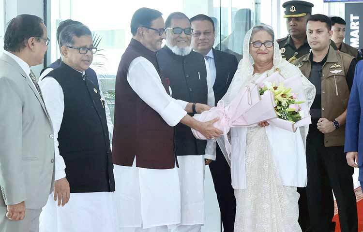 ভারতে জি-২০ সম্মেলনে যোগদান শেষে দেশে ফিরেছেন প্রধানমন্ত্রী শেখ হাসিনা। আজ প্রধানমন্ত্রী ও তার সফরসঙ্গীদের বহনকারী বিমান বাংলাদেশ এয়ারলাইন্সের একটি বিশেষ ফ্লাইট বিকেল সাড়ে ৩টায় শাহজালাল আন্তর্জাতিক বিমানবন্দরে অবতরণ করে। ছবি: ইয়াসিন কবির জয়