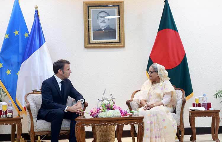 বাংলাদেশে সফররত ফ্রান্সের প্রেসিডেন্ট ইমানুয়েল ম্যাঁক্রো ও বঙ্গবন্ধুকন্যা প্রধানমন্ত্রী শেখ হাসিনা আজ সকালে প্রধানমন্ত্রীর কার্যালয়ে একান্ত বৈঠক করেন। ছবি: ইয়াসিন কবির জয়