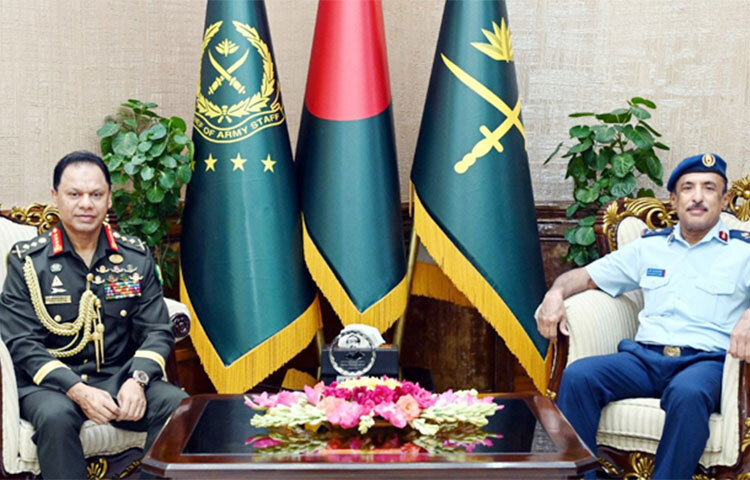 বাংলাদেশ সেনাবাহিনী প্রধান জেনারেল এস এম শফিউদ্দিন আহমেদের সঙ্গে সৌজন্য সাক্ষাৎ করেছেন কাতার আর্মড ফোর্সেসের ডেপুটি চিফ অফ স্টাফ জেনারেল আবদুল রহমান নাসর আবদুল্লাহ আল-নাসর। আজ ঢাকা সেনানিবাসস্থ সেনাসদর দপ্তরে কাতার আর্মড ফোর্সেসের ডেপুটি চিফ অফ স্টাফ সাক্ষাৎ করেন। ছবি: সংগৃহীত