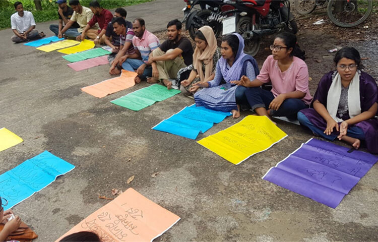 পরবর্তী ব্যাচের সঙ্গে কোর্স তোলার সিদ্ধান্ত বাতিল করে পরীক্ষার দাবিতে দ্বিতীয় দিনের মতো অবস্থান কর্মসূচি পালন করেছেন শাহজালাল বিজ্ঞান ও প্রযুক্তি বিশ্ববিদ্যালয়ের বাংলা বিভাগের স্নাতকোত্তরের শিক্ষার্থীরা। আজ বিশ্ববিদ্যালয়ের বি বিল্ডিংয়ের সামনে দ্বিতীয় দিনের অবস্থান কর্মসূচি শুরু করেন শিক্ষার্থীরা। ছবি: নাঈম আহমদ শুভ