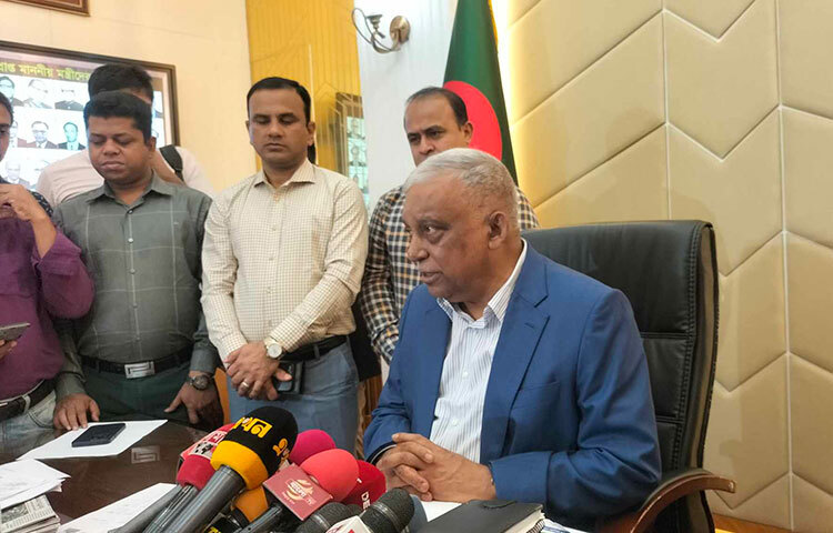 মার্কিন ভিসানীতি প্রয়োগের মাধ্যমে দেশটি কাকে নিষিদ্ধ করেছে সে বিষয়ে কিছু জানেন না বলে জানিয়েছেন স্বরাষ্ট্রমন্ত্রী আসাদুজ্জামান খান কামাল। আজ সচিবালয়ে স্বরাষ্ট্র মন্ত্রণালয়ে জাতিসংঘের সহকারী মহাসচিব উনাইসি লুতু ভুনিওয়াকার সঙ্গে বৈঠক শেষে সাংবাদিকদের এক প্রশ্নের জবাবে তিনি এ কথা বলেন। ছবি: সাঈদ শিপন