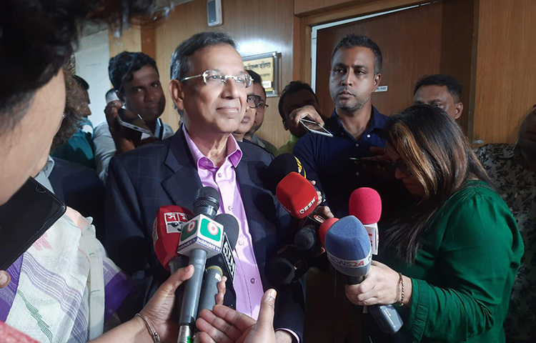 বিএনপি চেয়ারপারসন খালেদা জিয়াকে বিদেশে পাঠানোর বিষয়ে আইনের অবস্থান থেকে সরকারের আর কিছু করার নেই বলে জানিয়েছেন আইনমন্ত্রী আনিসুল হক। আজ সচিবালয়ে আইন মন্ত্রণালয়ে সাংবাদিকদের এক প্রশ্নের জবাবে তিনি একথা বলেন। ছবি: ইসমাইল হোসেন রাসেল