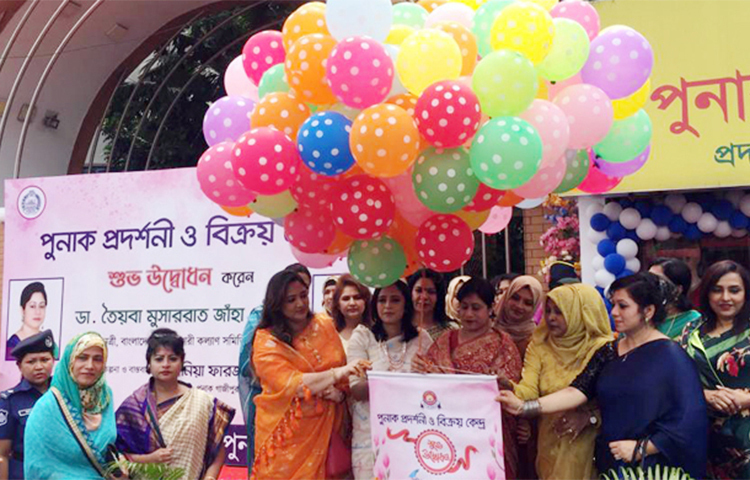 গাজীপুরে পুনাক প্রদর্শনী ও বিক্রয়কেন্দ্রের উদ্বোধন হয়েছে। আজ পুলিশ নারী কল্যাণ সমিতির (পুনাক) সভানেত্রী ডা. তৈয়বা মুসাররাত জাঁহা চৌধুরী উদ্বোধন শেষে অসহায় পুলিশ সদস্যদের সহায়তা সামগ্রী বিতরণ করেন। ছবি: মো. আমিনুল ইসলাম
