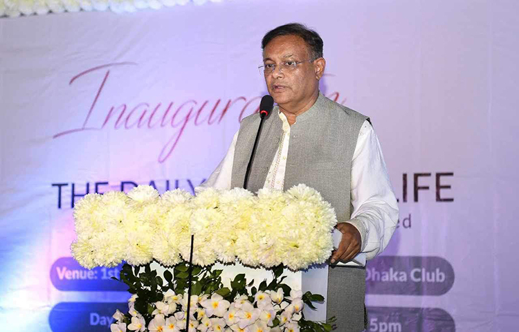 বাংলাদেশের উন্নয়নের প্রশংসা পাকিস্তানও করে, অথচ দেশে সেভাবে প্রশংসা হয় না বলে মন্তব্য করেছেন তথ্য ও সম্প্রচারমন্ত্রী ড. হাসান মাহমুদ। আজ দুপুরে ঢাকা বিশ্ববিদ্যালয়ে এক সেমিনারে এসব কথা বলেন তিনি। বিশ্ব বিনিয়োগকারী সপ্তাহ ২০২৩ উপলক্ষে সেমিনারের আয়োজন করে বাংলাদেশ মার্চেন্ট ব্যাংকারস অ্যাসোসিয়েশন। ছবি: ইসমাল হোসেন রাসেল