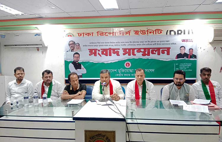 আজ যশোর-৫ (মনিরামপুর) আসনের সাবেক সংসদ সদস্য বীর মুক্তিযোদ্ধা খান টিপু সুলতানের ছেলে হুমায়ুন সুলতান শাদাবকে একই আসনে আওয়ামী লীগ থেকে নৌকা প্রতীকের প্রার্থী হিসাবে মনোনয়নের দাবিতে সংবাদ সম্মেল করেছে বাংলাদেশ মুক্তিযোদ্ধা সন্তান সংসদের কেন্দ্রীয় কমান্ড কাউন্সিল। ছবি: জাগো নিউজ