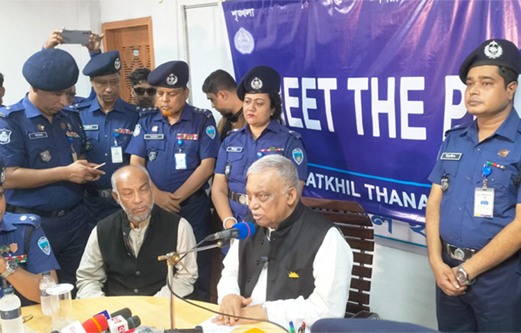 স্বরাষ্ট্রমন্ত্রী আসাদুজ্জামান খান কামাল বলেছেন, বিএনপি যতই আস্ফালন করুক, এ নির্বাচন কমিশনের অধীনেই যথাসময়ে আগামী জাতীয় সংসদ নির্বাচন অনুষ্ঠিত হবে। আজ বিকেলে নোয়াখালীর চাটখিল থানার নবনির্মিত ব্যারাক হাউজ ও কনফারেন্স হলের উদ্বোধন শেষে সাংবাদিকদের এসব কথা বলেন মন্ত্রী। ছবি: জাগো নিউজ