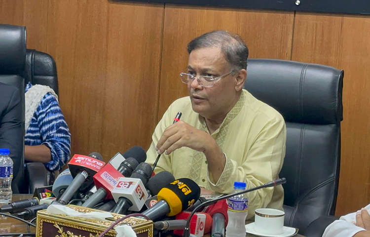 নির্বাচনে অংশগ্রহণের ক্ষেত্রে বিএনপি জেতার নিশ্চয়তা চায় বলে মন্তব্য করেছেন আওয়ামী লীগের যুগ্ম সাধারণ সম্পাদক ও তথ্যমন্ত্রী ড. হাছান মাহমুদ। আজ বিকেলে তথ্য ও সম্প্রচার মন্ত্রণালয়ের সভাকক্ষে সাংবাদিকদের এক প্রশ্নের জবাবে তিনি এ কথা বলেন। ছবি: ইসমাইল হোসেন রাসেল