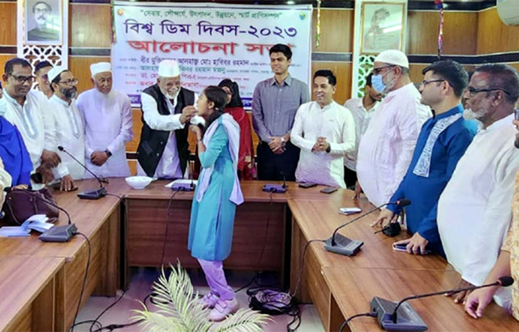 বগুড়ার শেরপুরে শিক্ষার্থীদের ডিম খাওয়ানোর মধ্যদিয়ে পালিত হলো বিশ্ব ডিম দিবস। আজ এ কর্মসূচির সূচনা করেন এমপি হাবিবর রহমান। ছবি: জাগো নিউজ