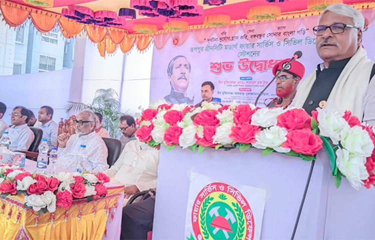 জাতীয় সংসদের ডেপুটি স্পিকার শামসুল হক টুকু বলেছেন, দেশের সার্বিক উন্নয়ন নিশ্চিতে ও বর্তমান সরকারের উন্নয়ন কর্মকাণ্ড অব্যাহত রাখতে আগামী নির্বাচনে নৌকায় ভোট দিন। আজ দুপুরে পাবনার ঈশ্বরদীতে গ্রিনসিটি মর্ডান ফায়ার সার্ভিস অ্যান্ড সিভিল ডিফেন্স স্টেশনের উদ্বোধনী অনুষ্ঠানে তিনি এ কথা বলেন। ছবি: জাগো নিউজ