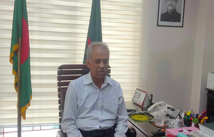 তফসিল ঘোষণার পর কাউকে আগের মামলায় গ্রেফতার করলে নির্বাচন কমিশন (ইসি) হস্তক্ষেপ করবে বলে জানিয়েছেন নির্বাচন কমিশনার মোহাম্মদ আলমগীর। আজ নির্বাচন ভবনে সাংবাদিকদের এক প্রশ্নের জবাবে এ কথা বলেন তিনি। ছবি: মোফিজুল সাদিক