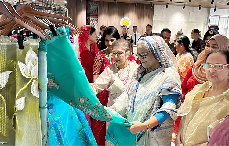 জয়িতা টাওয়ার উদ্বোধন শেষে জয়িতাদের তৈরি একটি শাড়ি দেখছেন প্রধানমন্ত্রী শেখ হাসিনা। এসময় তার ছোট বোন শেখ রেহানা সঙ্গে ছিলেন। ছবি: ইয়াসিন কবির জয়