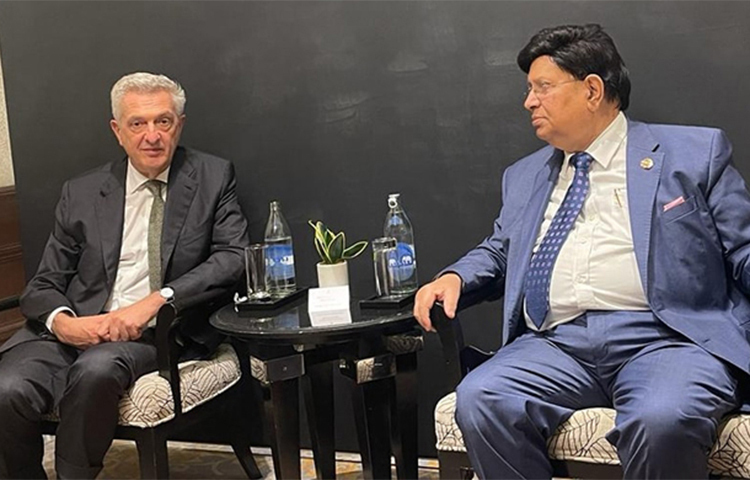 নিরাপদে ও স্বেচ্ছায় টেকসই প্রত্যাবাসনই রোহিঙ্গা সংকটের একমাত্র সমাধান বলে জানিয়েছেন পররাষ্ট্রমন্ত্রী ড. এ কে আব্দুল মোমেন। থাইল্যান্ডের ব্যাংককে স্থানীয় সময় আজ জাতিসংঘের শরণার্থীবিষয়ক হাইকমিশনার আয়োজিত রোহিঙ্গা শরণার্থীদের নিয়ে উচ্চ পর্যায়ের বৈঠকে মূল প্রবন্ধ উপস্থাপনকালে তিনি এ কথা জানান। ছবি: ইসমাইল হোসেন রাসেল