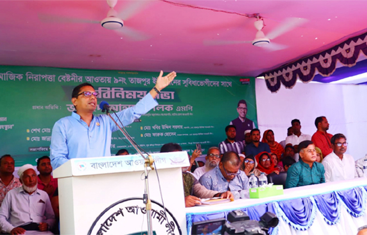 পরিবারে প্রতিবন্ধী শিশু জন্ম নিলে মাকে দোষারোপ করা হতো। বাড়িতে আত্মীয়-স্বজন এলে তাদের অন্য ঘরে লুকিয়ে রাখা হতো। আজ নাটোরের সিংড়া কোর্ট মাঠে এক সভায় প্রধান অতিথির বক্তব্যে তথ্য ও যোগাযোগ প্রযুক্তি প্রতিমন্ত্রী জুনাইদ আহমেদ পলক এসব কথা বলেছেন। ছবি: রেজাউল করিম রেজা