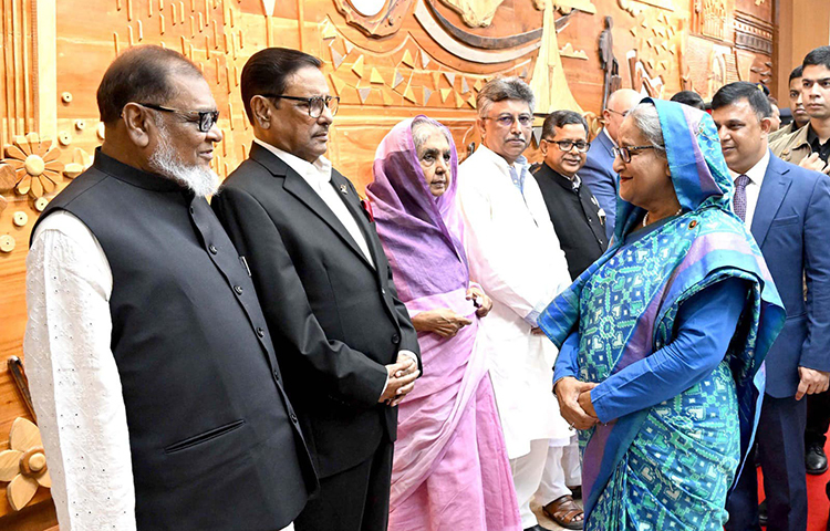 প্রধানমন্ত্রী শেখ হাসিনা বেলজিয়ামের রাজধানী ব্রাসেলসে অনুষ্ঠেয় ‘গ্লোবাল গেটওয়ে ফোরামে-২০২৩’ যোগ দিতে আজ সকালে হযরত শাহজালাল (র.) আন্তর্জাতিক বিমানবন্দর ত্যাগ করেন। এসময় তাকে মন্ত্রিপরিষদ সদস্য, মন্ত্রীপরিষদ সচিব, কূটনৈতিক ও তিন বাহিনীর প্রধানগণসহ সামরিক-বেসামরিক ঊধ্বর্তন কর্মকর্তারা তাকে বিদায় জানান। ছবি: ইয়াসিন কবির জয়