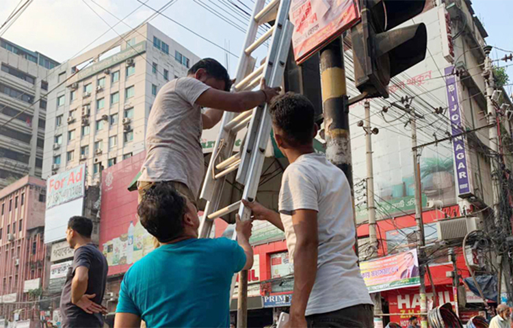 গোয়েন্দা নজরদারির জন্য বিএনপির কেন্দ্রীয় কার্যালয় ও পল্টনের আশপাশে ৬০টির বেশি উচ্চ ক্ষমতা সম্পূর্ণ সিসি ক্যামেরা বসিয়েছে ঢাকা মহানগর পুলিশ (ডিএমপি)। আগামীকাল শনিবার সমাবেশের দিন ড্রোন উড়াবে পুলিশ। শুক্রবার (২৭ অক্টোবর) বিকেলে পল্টন ও এর আশপাশ এলাকায় সিসি ক্যামেরা বসায় ডিএমপি। ছবি: জাগো নিউজ