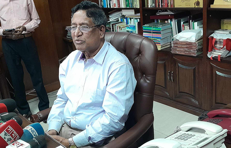 সংলাপের মাধ্যমেই দেশে চলমান রাজনৈতিক সমস্যার সমাধান করতে হবে বলে মনে করছেন কৃষিমন্ত্রী ও আওয়ামী লীগের প্রেসিডিয়াম সদস্য মো. আব্দুর রাজ্জাক। আজ সচিবালয়ে নিজ দপ্তরে সাংবাদিকদের সঙ্গে আলাপকালে প্রশ্নের জবাবে তিনি এ কথা বলেন। ছবি: মাসুদ রানা