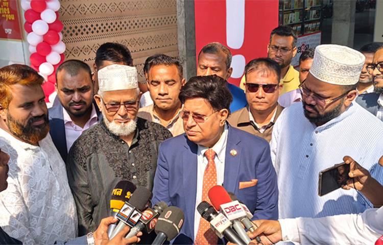 পররাষ্ট্রমন্ত্রী ড. এ কে আবদুল মোমেন বলেছেন, বিএনপি এক ব্যক্তিকে প্রেসিডেন্ট জো বাইডেনের ভুয়া উপদেষ্টা সাজিয়ে দেশে অশান্তি সৃষ্টির পাঁয়তারা করেছিল। আজ সকাল ১০টায় নগরের আম্বরখানা এলাকায় একটি চেইনশপ উদ্বোধন শেষে সাংবাদিকদের এক প্রশ্নের জবাবে তিনি একথা বলেন। ছবি: জাগো নিউজ