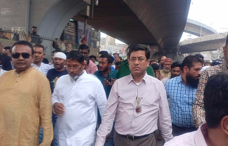 ভবিষ্যতে যেন আর কেউ দখল করতে না পারে সেভাবেই পর্যায়ক্রমে মেয়র হানিফ উড়াল সেতুর নিচের অংশে সৌন্দর্যবর্ধন করা হবে বলে জানিয়েছেন ঢাকা দক্ষিণ সিটি করপোরেশনের (ডিএসসিসি) মেয়র শেখ ফজলে নূর তাপস। আজ সকালে কর্মপরিকল্পনা অনুযায়ী সৌন্দর্যবর্ধন কার্যক্রম বাস্তবায়নের লক্ষ্যে পরিদর্শনে গিয়ে মেয়র শেখ ফজলে নূর তাপস এ কথা বলেন। ছবি: বিপ্লব দিক্ষিৎ