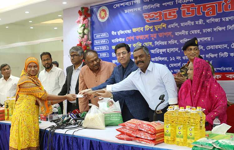 বিএনপিকে উদ্দেশ্য ঢাকা দক্ষিণ সিটি করপোরেশনের মেয়র শেখ ফজলে নূর তাপস বলেছেন, অগ্নিসন্ত্রাস করে সরকার হটানো যাবে না। আপনারা নির্বাচনে আসুন। নির্বাচনের জন্য সরকার প্রস্তুত রয়েছে। আজ ভর্তুকিমূল্যে পণ্য বিক্রি ও স্মার্ট ফ্যামিলি কার্ড বিতরণের উদ্বোধনী অনুষ্ঠানে এসব কথা বলেন তিনি। ছবি: মাহবুব আলম