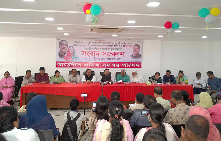 মজুরি বাড়ানোর পরও পোশাকশ্রমিকরা যে আন্দোলন করছেন তাকে বিএনপির রাজনৈতিক স্টান্টবাজি বলে মন্তব্য করেছেন সাবেক মন্ত্রী ও গার্মেন্টস শ্রমিক সমন্বয় পরিষদের আহ্বায়ক শাজাহান খান। আজ জাতীয় প্রেস ক্লাবে এক সংবাদ সম্মেলনে এ মন্তব্য করেন তিনি। ছবি: রায়হান আহদেম