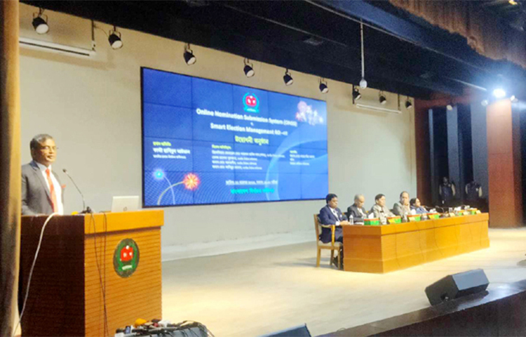 বর্তমান নির্বাচন কমিশন দায়িত্ব গ্রহণের পর থেকেই সবকিছু স্বচ্ছভাবে করে আসছে বলে দাবি করেছেন নির্বাচন কমিশনার (ইসি) মো. আনিছুর রহমান। আজ নির্বাচন ভবনের মিলনায়তনে অনলাইনে মনোনয়নপত্র জমা ও ‘স্মার্ট ইলেকশন ম্যানেজমেন্ট’ সংক্রান্ত দুটি অ্যাপ উদ্বোধন করার সময় ইসি এসব কথা বলেন। ছবি: জাগো নিউজ