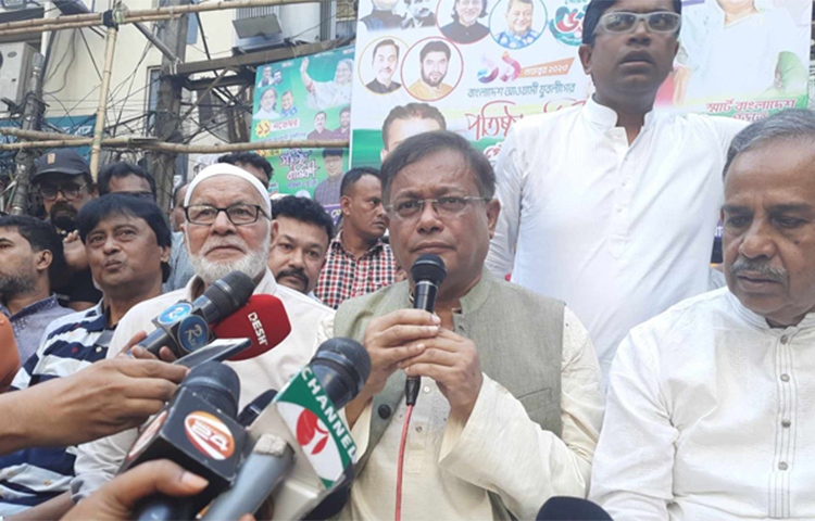 আওয়ামী লীগের যুগ্ম সাধারণ সম্পাদক ও তথ্যমন্ত্রী ড. হাছান মাহমুদ বলেছেন, যতদিন চোরাগোপ্তা হামলা চলবে, ততদিন গ্রেফতার অভিযান চলবে। আজ দুপুরে রাজধানীর বঙ্গবন্ধু এভিনিউয়ের আওয়ামী লীগের কেন্দ্রীয় কার্যালয়ের সামনে বিএনপি অবরোধের প্রতিবাদে আয়োজিত সর্তক অবস্থান কর্মসূচিতে এ কথা বলেন তিনি। ছবি: জাগো নিউজ