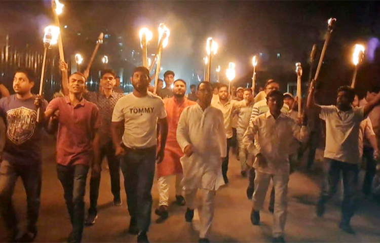 বিএনপি-জামায়াত ও সমমনা রাজনৈতিক দলের ডাকা ৪৮ ঘণ্টা হরতালের আগের দিন রাজধানীতে মশাল মিছিল করেছেন বিএনপি নেতাকর্মীরা। আজ সন্ধ্যা ৬টার দিকে মালিবাগ এলাকায় হরতালের সমর্থনে এ মিছিল অনুষ্ঠিত হয়। এতে বিএনপির জাতীয় নির্বাহী কমিটির সহ-স্বেচ্ছাসেবক বিষয়ক সম্পাদক আব্দুল কাদির ভূইয়া জুয়েল। ছবি: জাগো নিউজ