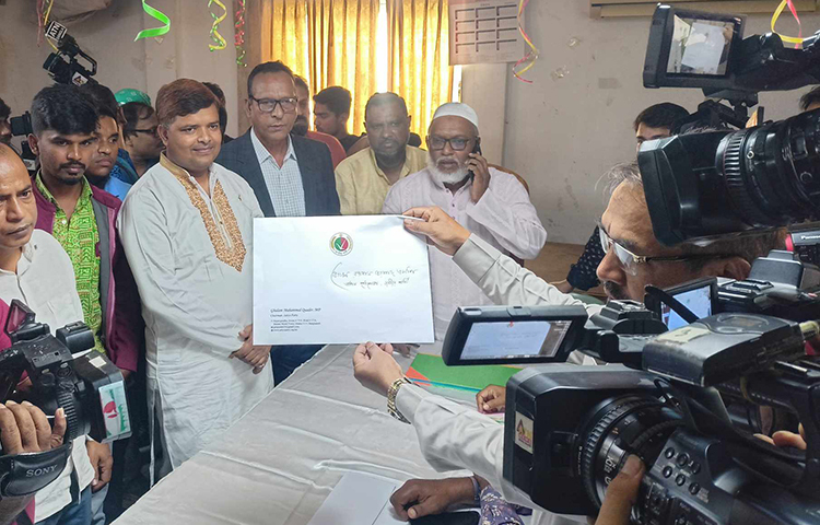 দ্বাদশ জাতীয় সংসদ নির্বাচনে প্রার্থী হতে জাতীয় পার্টির চেয়ারম্যান জিএম কাদেরের কার্যালয় থেকে দলটির প্রধান পৃষ্ঠপোষক রওশন এরশাদের মনোনয়ন ফরম সংগ্রহের গুঞ্জন উঠেছে। জানা গেছে, রওশন এরশাদ ময়মনসিংহ-৪ আসন থেকে লাঙ্গল প্রতীক চান। আজ দুপুর ১২টায় মনোনয়ন ফরম বিতরণ কার্যক্রম শুরু করেছে জাতীয় পার্টি। ছবি: মাহবুব আলম