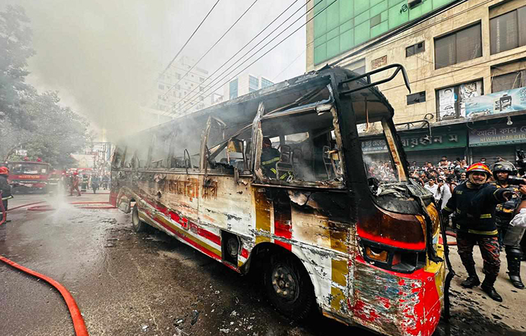 রাজধানীর বিজয়নগর পানির ট্যাংকের সামনে আজমেরী গ্লোরি পরিবহনের একটি বাসে আগুন দিয়েছে দুর্বৃত্তরা। আজ দুপুর ১২টা ৫৩ মিনিটে আগুনের খবর পায় ফায়ার সার্ভিস। ছবি: জাগো নিউজ