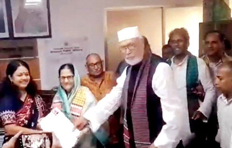 দ্বাদশ জাতীয় সংসদ নির্বাচনে টাঙ্গাইল-৮ (বাসাইল-সখীপুর) আসনে মনোনয়নপত্র জমা দিয়েছেন কৃষক শ্রমিক জনতা লীগের সভাপতি বঙ্গবীর কাদের সিদ্দিকী। আজ দুপুরে সখীপুর উপজেলা নির্বাহী কর্মকর্তা ও সহকারী রিটার্নিং কর্মকর্তার কাছে মনোনয়নপত্র জমা দেন তিনি। ছবি: জাগো নিউজ