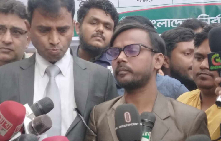 নির্বাচন কমিশনে আপিল করে প্রার্থিতা ফিরে পেয়েছেন আলোচিত কনটেন্ট ক্রিয়েটর হিরো আলম। এরপর তিনি গণমাধ্যমের মুখোমুখি হন। এ সময় হিরো আলম নির্বাচনের বিভিন্ন দিক নিয়ে কথা বলেন। ছবি: জাগো নিউজ