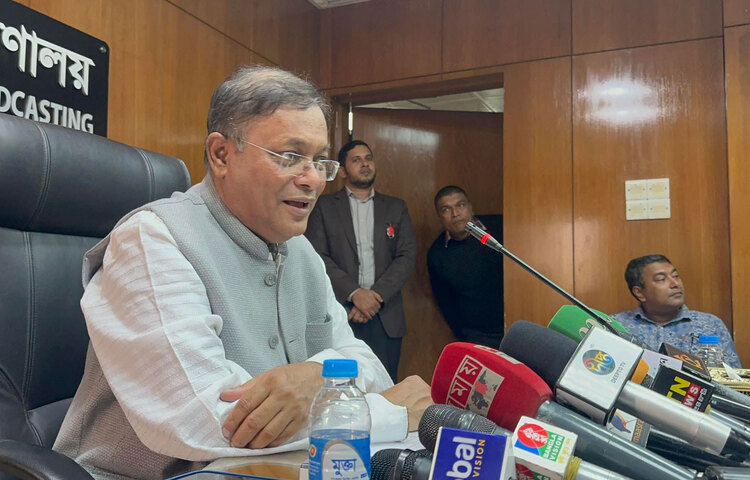 নির্বাচনে আসন ভাগাভাগি নিয়ে শরিক দলগুলোর সঙ্গে সহসাই সমঝোতা হবে বলে জানিয়েছেন তথ্য ও সম্প্রচারমন্ত্রী এবং আওয়ামী লীগের যুগ্ম সাধারণ সম্পাদক ড. হাছান মাহমুদ। আজ দুপুরে সচিবালয়ে মন্ত্রণালয়ের সম্মেলন কক্ষে তিনি সাংবাদিকদের এ কথা জানান। ছবি: জাগো নিউজ