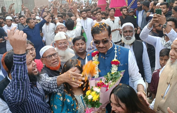 ‘বিয়েতেও এত আনন্দ করি নাই, নির্বাচনে যত আনন্দ করছি’ বলে মন্তব্য করেছেন নারায়ণগঞ্জ-৪ আসনের সংসদ সদস্য শামীম ওসমান। আজ বিকেলে নারায়ণগঞ্জ সিটি করপোরেশনের ২ নম্বর ওয়ার্ড এলাকায় নির্বাচনী গণসংযোগে এসে তিনি একথা বলেন। ছবি: জাগো নিউজ