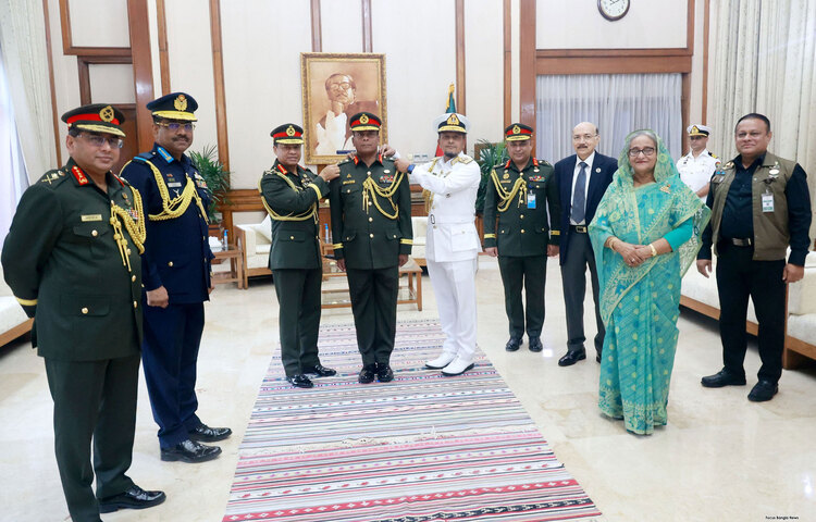 প্রধানমন্ত্রী শেখ হাসিনার উপস্থিতিতে আজ সকালে গণভবনে সেনাবাহিনী ও নৌবাহিনীর প্রধান সশস্ত্র বাহিনী বিভাগের নবনিযুক্ত প্রিন্সিপাল স্টাফ অফিসার লেফটেন্যান্ট জেনারেল মিজানুর রহমান শামীম বিপি, ওএসপি, বিএএম, এনডিসি, পিএসসি কে র‌্যাংক ব্যাজ পরিয়ে দেন। ছবি: ইয়াসিন কবির জয়